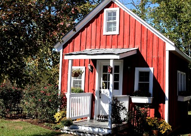 One-Bedroom, One-Bathroom Cottage Rental on a 250-Acre Cattle Farm near Appalachian Trail - Scottsville, Virginia - glamping.directory