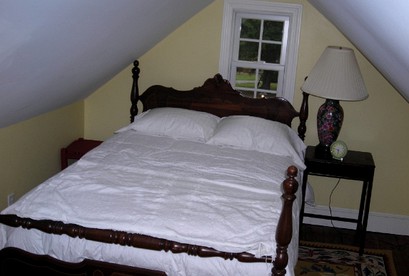 One-Bedroom, One-Bathroom Cottage Rental on a 250-Acre Cattle Farm near Appalachian Trail - Scottsville, Virginia - glamping.directory