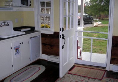 One-Bedroom, One-Bathroom Cottage Rental on a 250-Acre Cattle Farm near Appalachian Trail - Scottsville, Virginia - glamping.directory