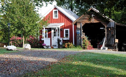 One-Bedroom, One-Bathroom Cottage Rental on a 250-Acre Cattle Farm near Appalachian Trail - glamping.directory