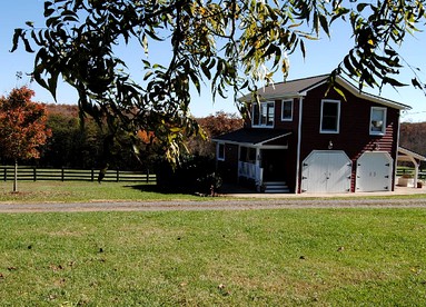 One-Bedroom, One-Bathroom Cottage Rental on a 250-Acre Cattle Farm near Appalachian Trail - Scottsville, Virginia - glamping.directory