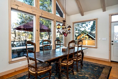 Luminous Secluded Villa with Pool Table and Spa Bath in Groveland, California - Groveland, California - glamping.directory