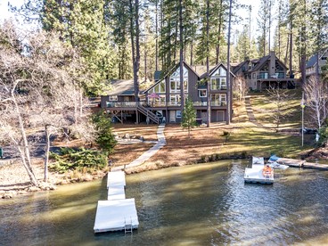 Luminous Secluded Villa with Pool Table and Spa Bath in Groveland, California - Groveland, California - glamping.directory