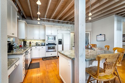 Luminous Secluded Villa with Pool Table and Spa Bath in Groveland, California - Groveland, California - glamping.directory