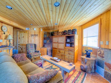 Gorgeous Custom Built Cabin with a Hot Tub near Denver, Colorado - Evergreen, Colorado - glamping.directory