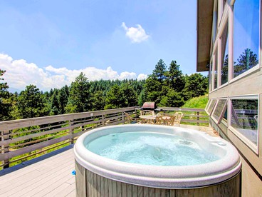 Gorgeous Custom Built Cabin with a Hot Tub near Denver, Colorado - Evergreen, Colorado - glamping.directory