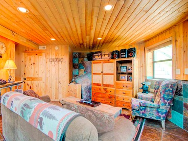 Gorgeous Custom Built Cabin with a Hot Tub near Denver, Colorado - Evergreen, Colorado - glamping.directory