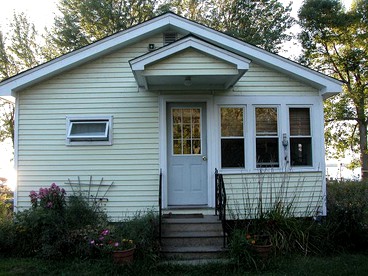 Cozy Cottage Rental with Views of Historic Lake Champlain in West Swanton, Vermont - glamping.directory