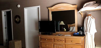 Charming Room on a Lodging Retreat Amid the White Mountains in Greer, Arizona - Greer, Arizona - glamping.directory