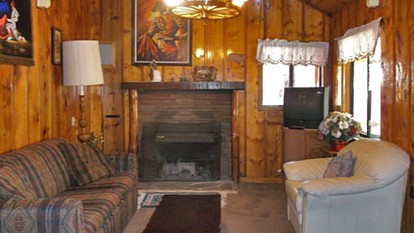 Pet-Friendly Cabin Rental near Apache-Sitgreaves National Forest in Arizona - Lakeside, Arizona - glamping.directory
