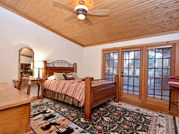 Luxury Vacation Rental with a Private Hot Tub and Pool near San Antonio, Texas - Floresville, Texas - glamping.directory