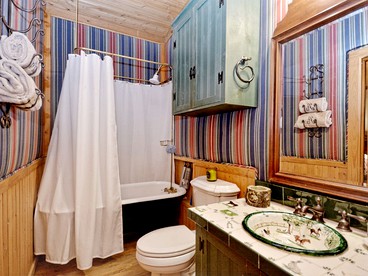 Luxury Vacation Rental with a Private Hot Tub and Pool near San Antonio, Texas - Floresville, Texas - glamping.directory