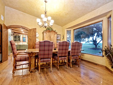 Luxury Vacation Rental with a Private Hot Tub and Pool near San Antonio, Texas - Floresville, Texas - glamping.directory