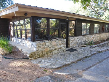 Excellent Riverfront Family Cabin Rental with Hot Tub in Wimberley, Texas - Wimberley, Texas - glamping.directory