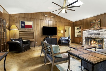 Excellent Riverfront Family Cabin Rental with Hot Tub in Wimberley, Texas - Wimberley, Texas - glamping.directory