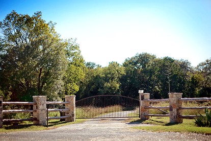 Excellent Riverfront Family Cabin Rental with Hot Tub in Wimberley, Texas - Wimberley, Texas - glamping.directory