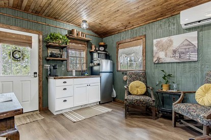 Cute Secluded Cabin Ideal for Nature Lovers in Texas - Bandera, Texas - glamping.directory