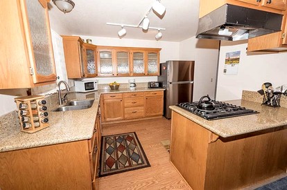 Cozy Dog-Friendly Family Cabin with Pool Table and Deck in South Lake Tahoe, California - South Lake Tahoe, California - glamping.directory