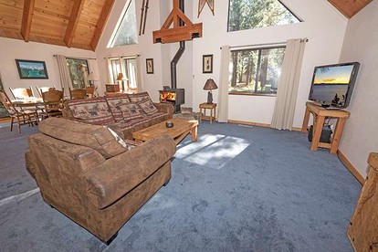Cozy Dog-Friendly Family Cabin with Pool Table and Deck in South Lake Tahoe, California - South Lake Tahoe, California - glamping.directory