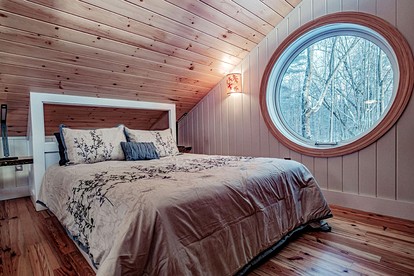 Luxury Year-round Treehouse in Sanford, ME - Sanford, Maine - glamping.directory