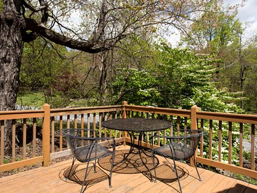 Fall in Love in this Cute Cabin Rental with for Two in Love, Virginia - Love, Virginia - glamping.directory