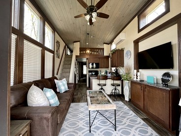 Amazing Lake Close Cabin with Fire Pit in Tracy City, Tennessee - Tracy City, Tennessee - glamping.directory