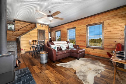 Family-Friendly Cabin with Hot Tub in the Ozark Mountains and nearby Beaver Lake, Eureka Springs - Eureka Springs, Arkansas - glamping.directory
