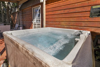 Family-Friendly Cabin with Hot Tub in the Ozark Mountains and nearby Beaver Lake, Eureka Springs - Eureka Springs, Arkansas - glamping.directory
