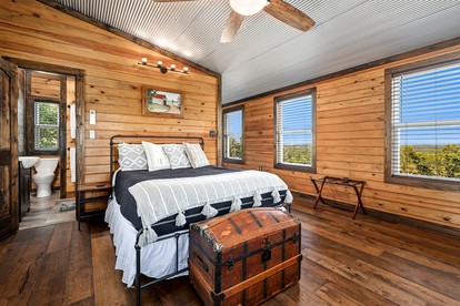 Family-Friendly Cabin with Hot Tub in the Ozark Mountains and nearby Beaver Lake, Eureka Springs - Eureka Springs, Arkansas - glamping.directory