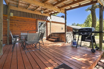 Family-Friendly Cabin with Hot Tub in the Ozark Mountains and nearby Beaver Lake, Eureka Springs - Eureka Springs, Arkansas - glamping.directory