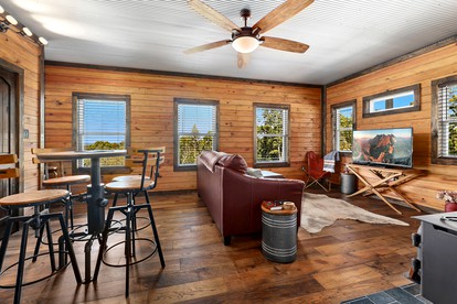 Family-Friendly Cabin with Hot Tub in the Ozark Mountains and nearby Beaver Lake, Eureka Springs - Eureka Springs, Arkansas - glamping.directory