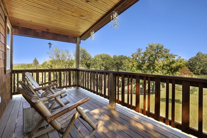 Family-Friendly Cabin with Hot Tub in the Ozark Mountains and nearby Beaver Lake, Eureka Springs - Eureka Springs, Arkansas - glamping.directory