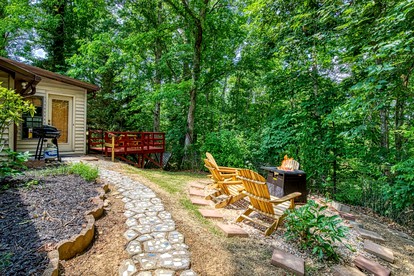 Amazing Cottage with Fire Pit, Pool Table and Barbecue in Sevierville, Tennessee - Sevierville, Tennessee - glamping.directory