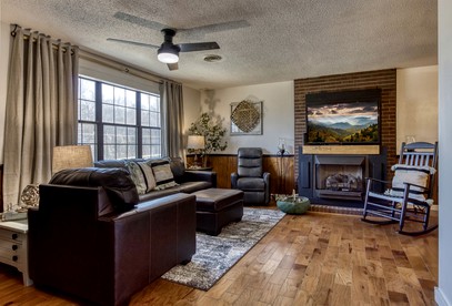 Amazing Cottage with Fire Pit, Pool Table and Barbecue in Sevierville, Tennessee - Sevierville, Tennessee - glamping.directory