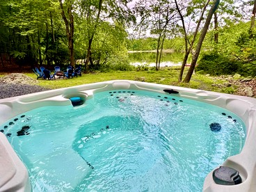 Incredible Waterfront Cabin with Game Room and Hot Tub in East Stroudsburg, Pennsylvania - East Stroudsburg, Pennsylvania - glamping.directory