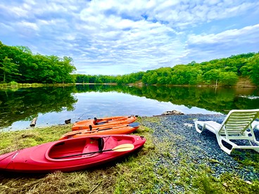 Incredible Waterfront Cabin with Game Room and Hot Tub in East Stroudsburg, Pennsylvania - East Stroudsburg, Pennsylvania - glamping.directory