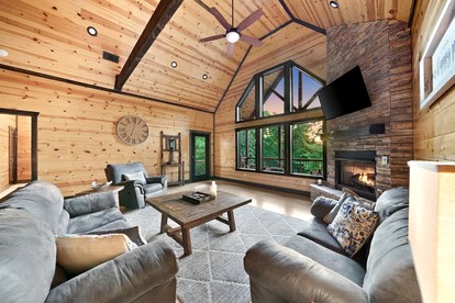 Spacious Family Cabin with Hot Tub, Fire Pit, Game Room & Private Playground near Broken Bow Lake & Beavers Bend State Park – Broken Bow, OK - Broken Bow, Oklahoma - glamping.directory