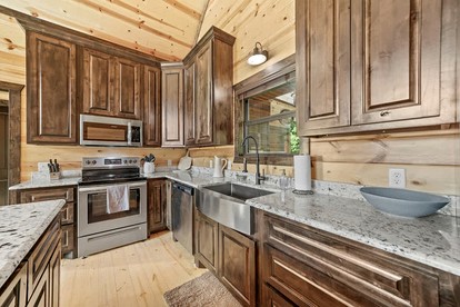 Spacious Family Cabin with Hot Tub, Fire Pit, Game Room & Private Playground near Broken Bow Lake & Beavers Bend State Park – Broken Bow, OK - Broken Bow, Oklahoma - glamping.directory