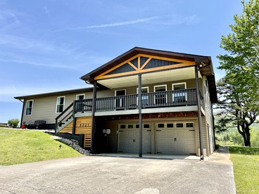 Amazing Cabin with Fire Pit and Hot-tub in Sevierville, Tennessee - glamping.directory