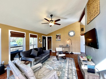 Amazing Cabin with Fire Pit and Hot-tub in Sevierville, Tennessee - Sevierville, Tennessee - glamping.directory
