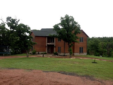 Spacious and Secluded Luxury Rental Overlooking a Glittering Private Lake in Konawa, Oklahoma - Konawa, Oklahoma - glamping.directory
