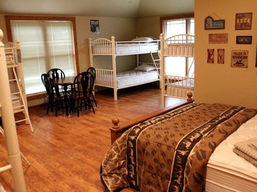 Spacious and Secluded Luxury Rental Overlooking a Glittering Private Lake in Konawa, Oklahoma - Konawa, Oklahoma - glamping.directory