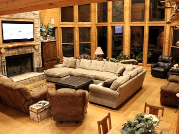 Spacious and Secluded Luxury Rental Overlooking a Glittering Private Lake in Konawa, Oklahoma - Konawa, Oklahoma - glamping.directory