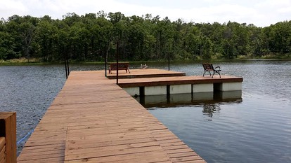 Spacious and Secluded Luxury Rental Overlooking a Glittering Private Lake in Konawa, Oklahoma - Konawa, Oklahoma - glamping.directory
