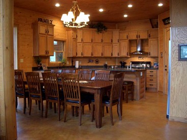 Spacious and Secluded Luxury Rental Overlooking a Glittering Private Lake in Konawa, Oklahoma - Konawa, Oklahoma - glamping.directory