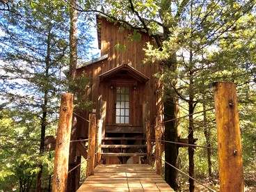 Gorgeous Chic Treehouse with Lofted Interior and Panoramic Views in Arkansas - glamping.directory