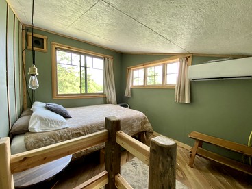 Gorgeous Chic Treehouse with Lofted Interior and Panoramic Views in Arkansas - Boles, Arkansas - glamping.directory