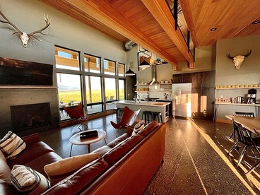 Gorgeous Vacation Rental Placed in a Secluded Area and Fire Pit Provided Near Livingston, Montana - Livingston, Montana - glamping.directory