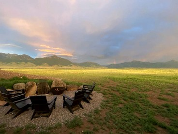 Gorgeous Vacation Rental Placed in a Secluded Area and Fire Pit Provided Near Livingston, Montana - Livingston, Montana - glamping.directory