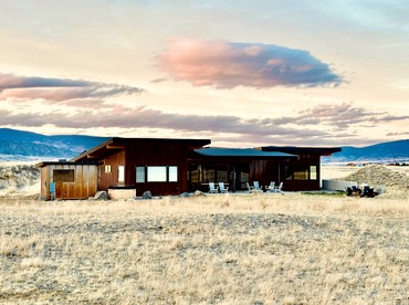 Gorgeous Vacation Rental Placed in a Secluded Area and Fire Pit Provided Near Livingston, Montana - Livingston, Montana - glamping.directory